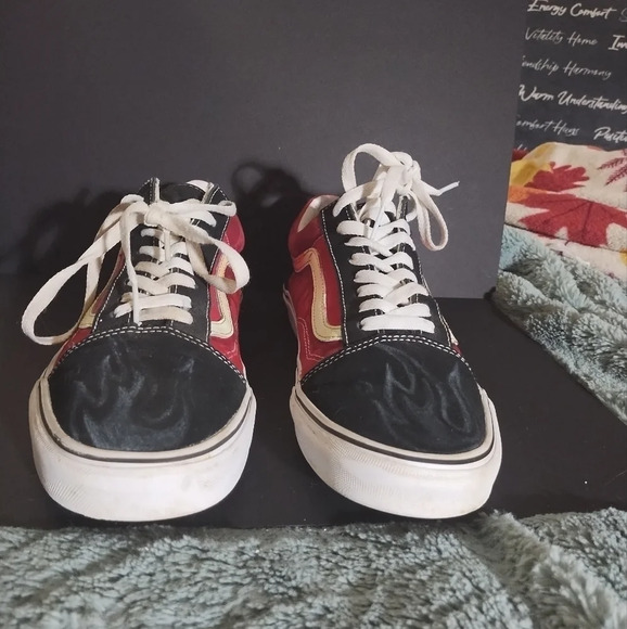 Vans with a graffiti flame colorway - Picture 12 of 12